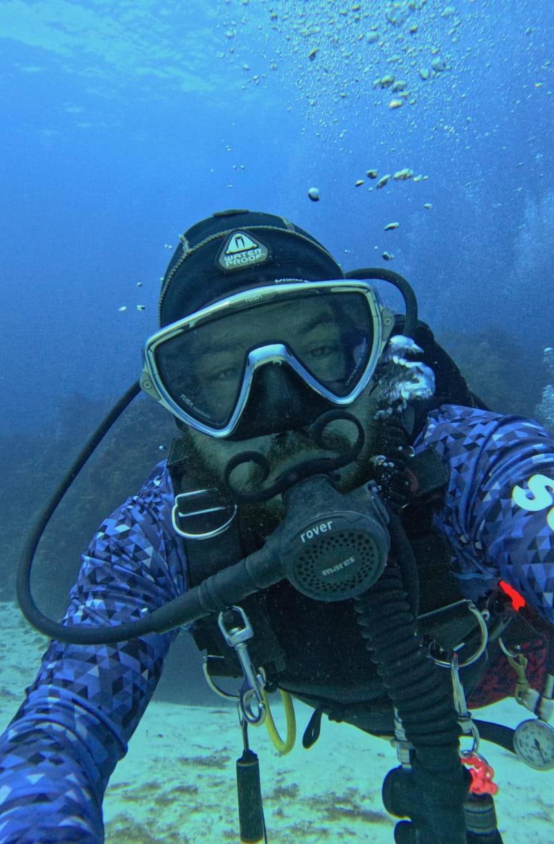 Luis Sifuentes Marín diving over the sand and reef in Cozumel