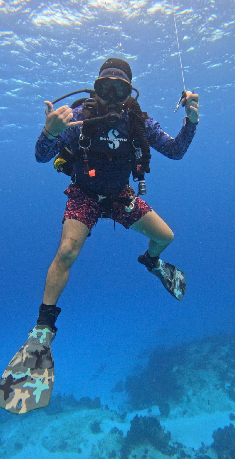 Luis Sifuentes Marín descending on the line above a Cozumel reef